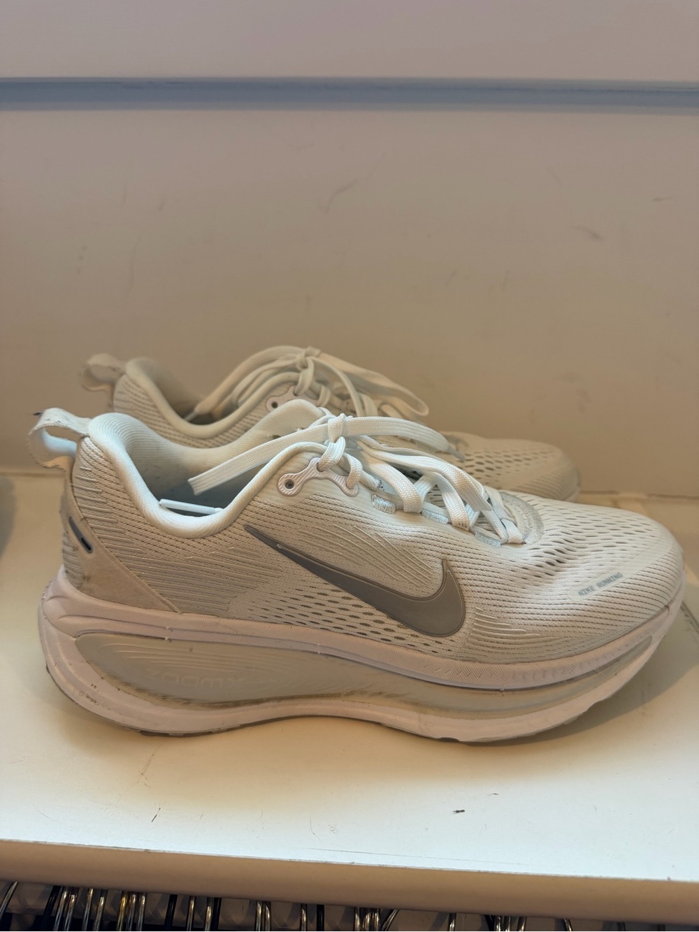 NIKE VOMERO 18 ROAD RUNNING SHOES